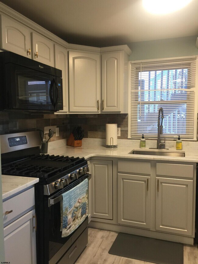 Building Photo - 205 3rd St S