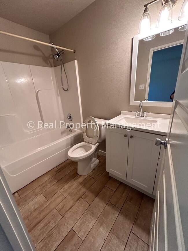 Building Photo - HALF OFF MOVE IN RENT!! 2 Bed 2 Bath Duplex close to Baptist Health