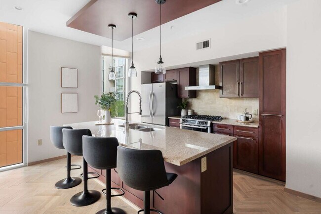 Building Photo - Sophisticated Living on Barton Springs