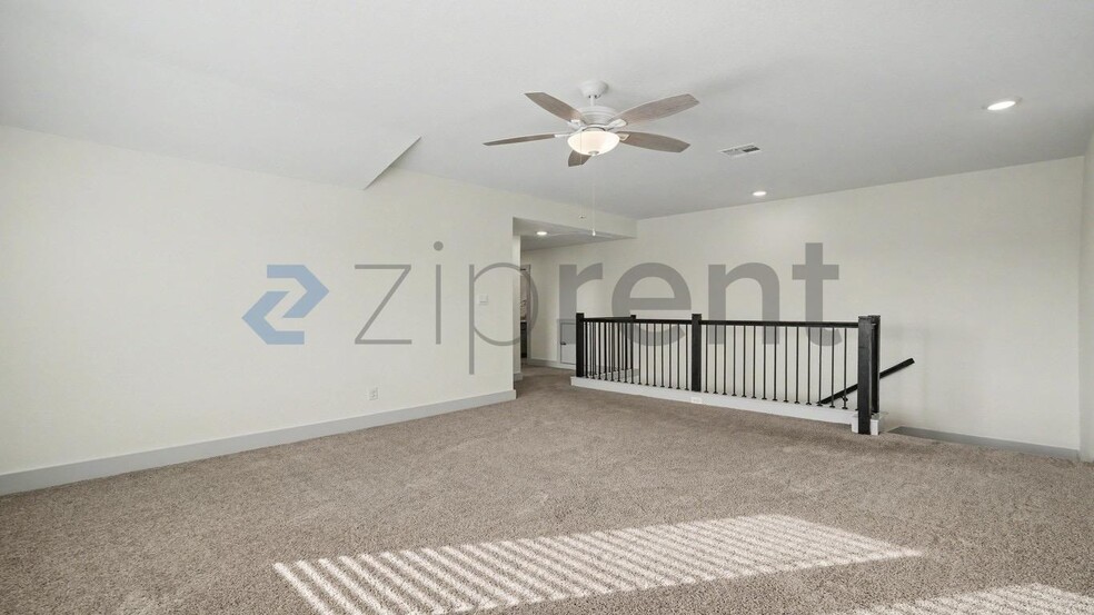 Building Photo - Unit