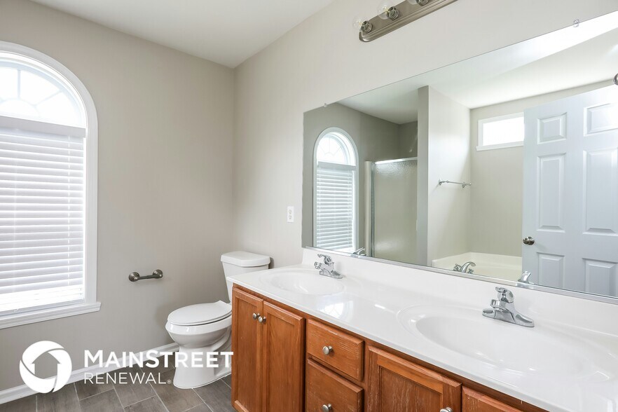 Building Photo - 1506 Hamilton Hills Dr