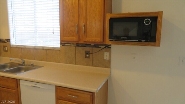 Building Photo - 3014 Sunrise Bay Ave