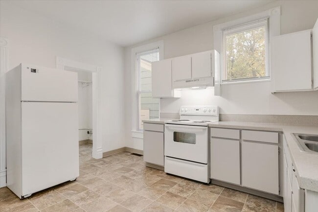Building Photo - Beautiful 3 Bedroom Duplex Located in Goose Hollow!