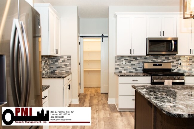 Building Photo - 5 Bedroom and 3 Bathroom House