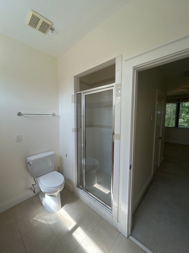 Building Photo - Townhome in First Ward!