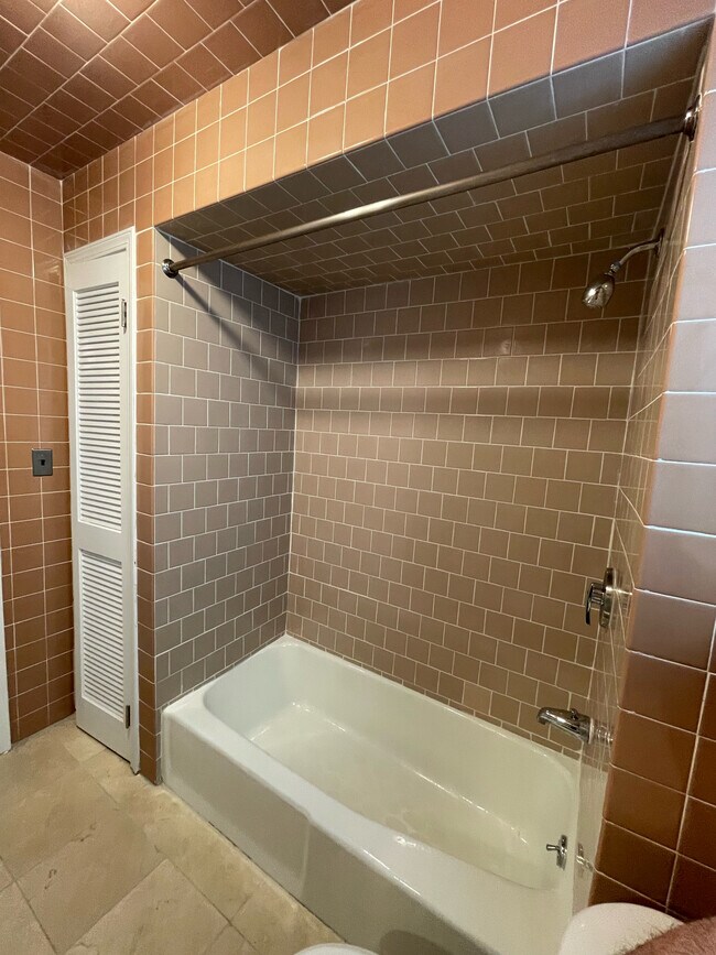 Building Photo - 17 E 52nd St