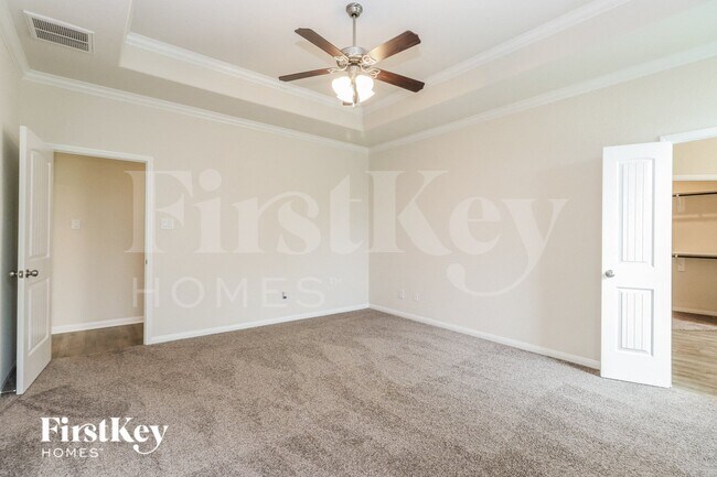 Building Photo - 16033 Deer Pines Dr