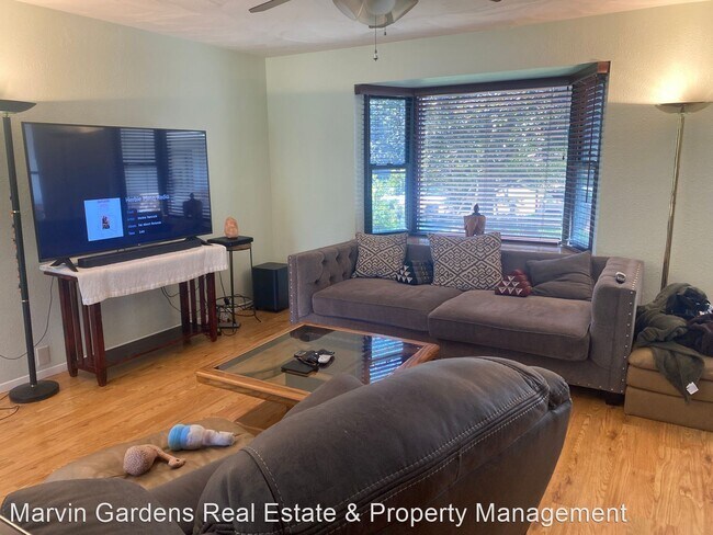 Building Photo - 4 br, 2 bath House - 646 Elliott St.