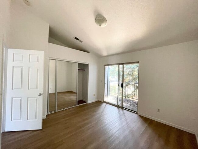 Building Photo - Spacious 2 Bedroom Condo with Garage — Min...