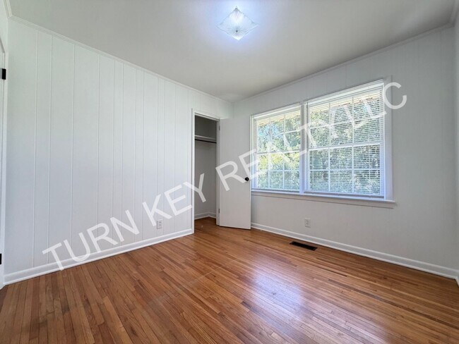 Building Photo - 1708 Rogina St