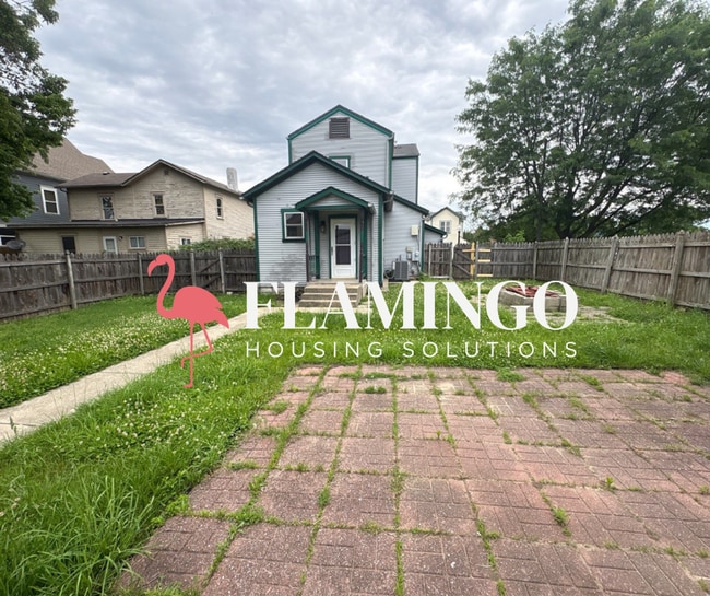 Building Photo - Large 3-Bedroom, 3-Bath Home with Plenty of Space!