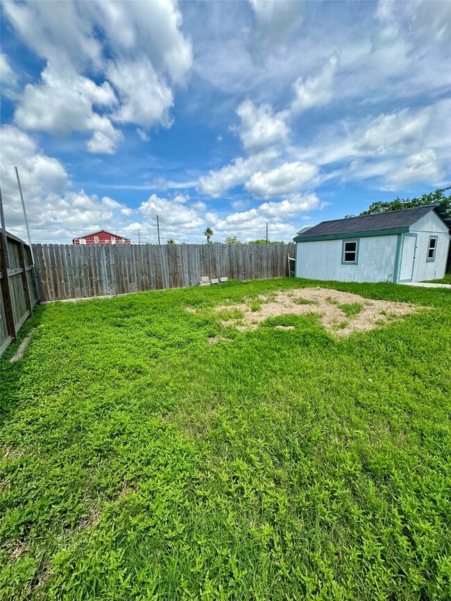 Building Photo - 1402 Avenue K