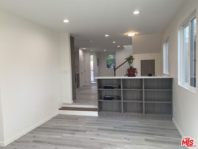 Building Photo - 2700 Los Olivos Ln