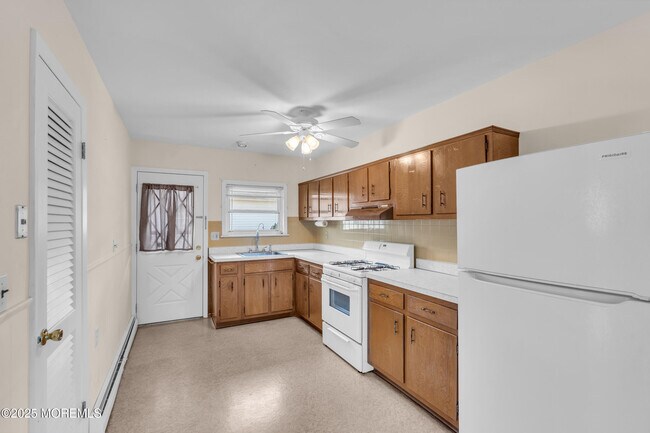 Building Photo - 164 Charlotteville Dr S