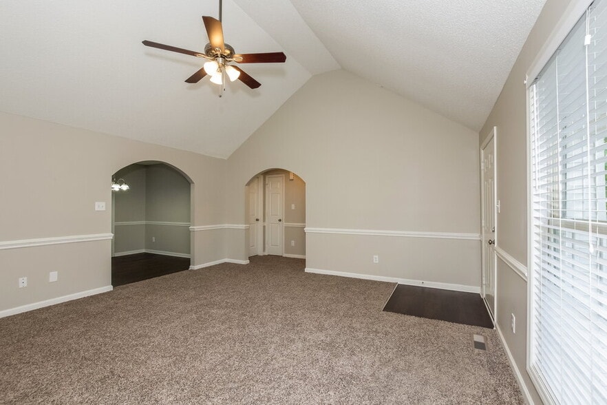 Building Photo - 544 Basswood Way