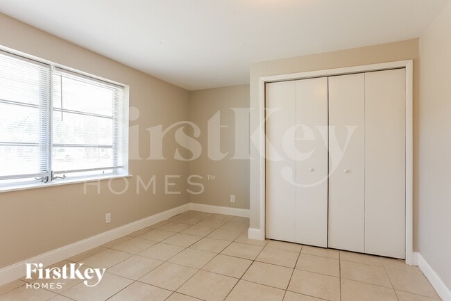 Building Photo - 1425 NE 29th St