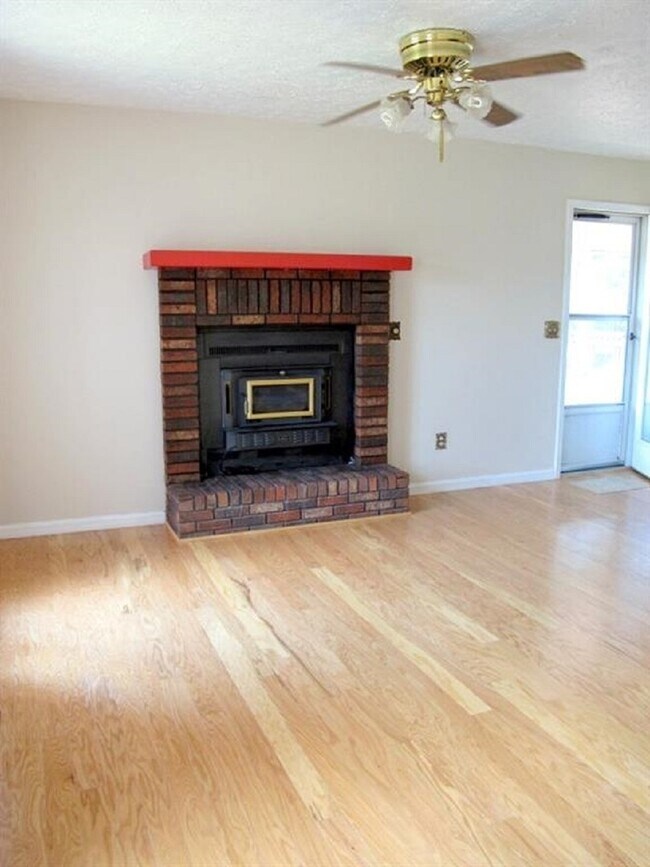 Building Photo - 927 Woods Hollow Dr