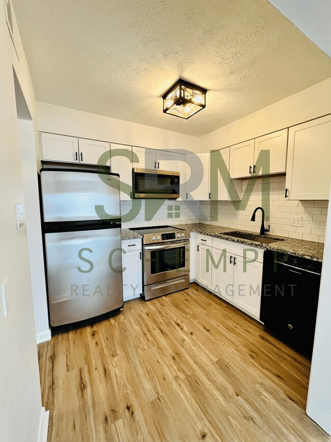 Building Photo - Remodeled one bedroom condo off Gardiner Lane with laundry and pool access!