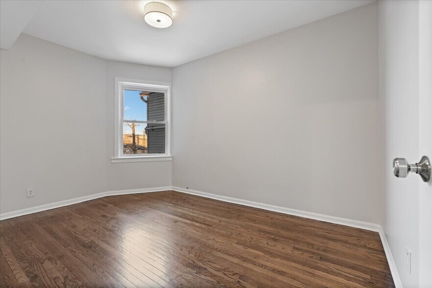 Building Photo - 2338 N Avers Ave