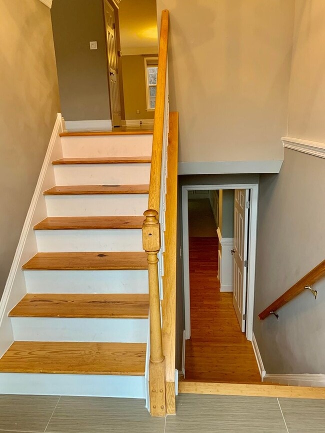 Building Photo - MUST SEE! End Unit, Electric Fireplace, Gr...