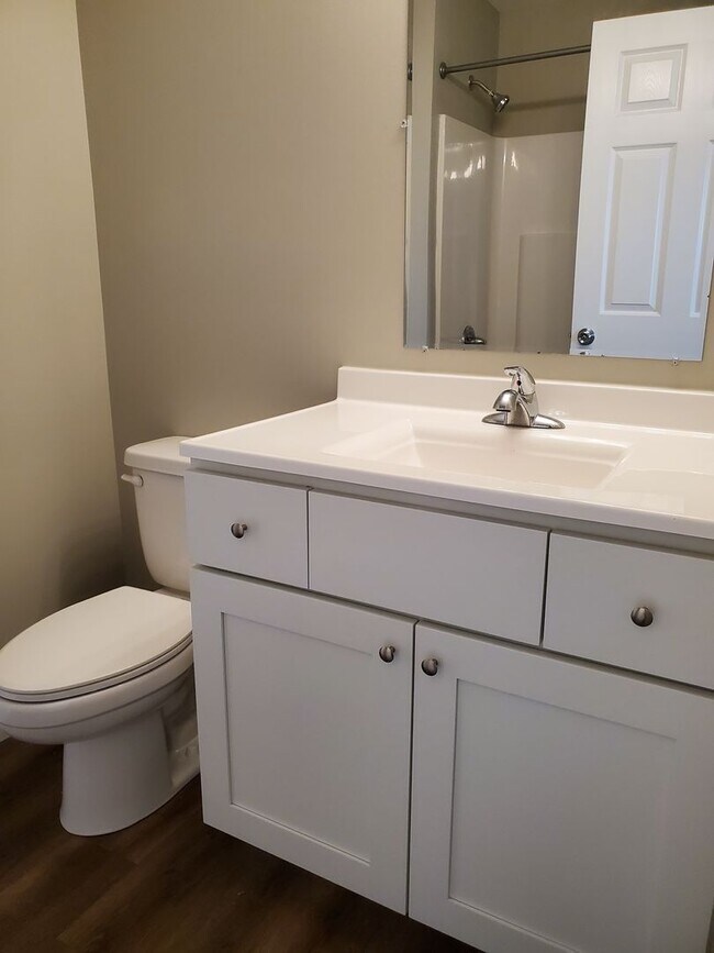 Building Photo - 2 bed, 1.5 bath Townhouse