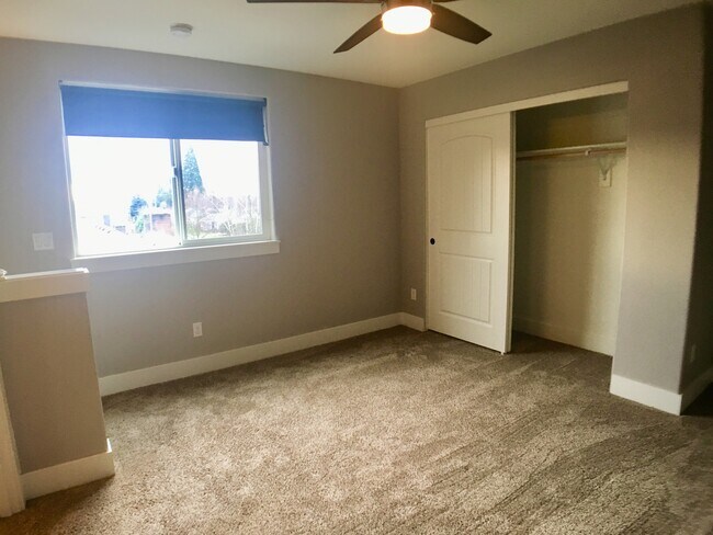 Building Photo - Spacious 3br/3.5ba House with Garage & AC in South Tabor Neighborhood
