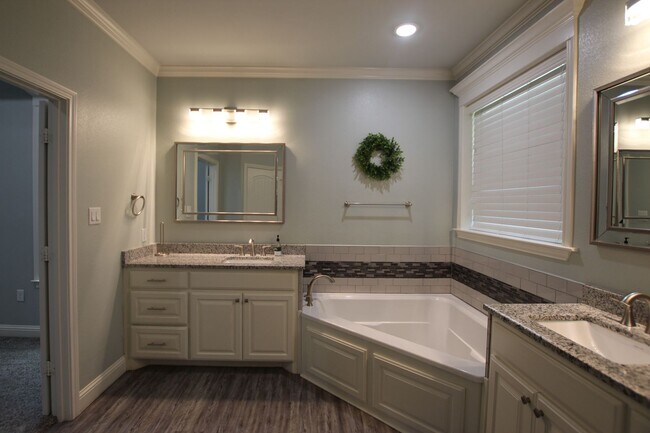 Building Photo - Coming Soon! Stunning 3 Bed 2 Bath Home on...