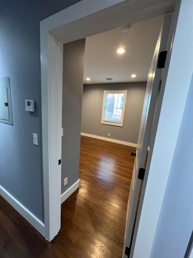 Building Photo - 44 Duer Pl