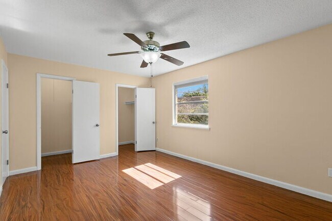 Building Photo - Town Home For Rent in Town 'n' Country!
