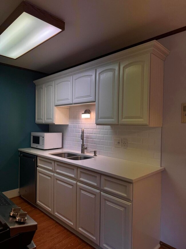 Building Photo - 1321 W Main St