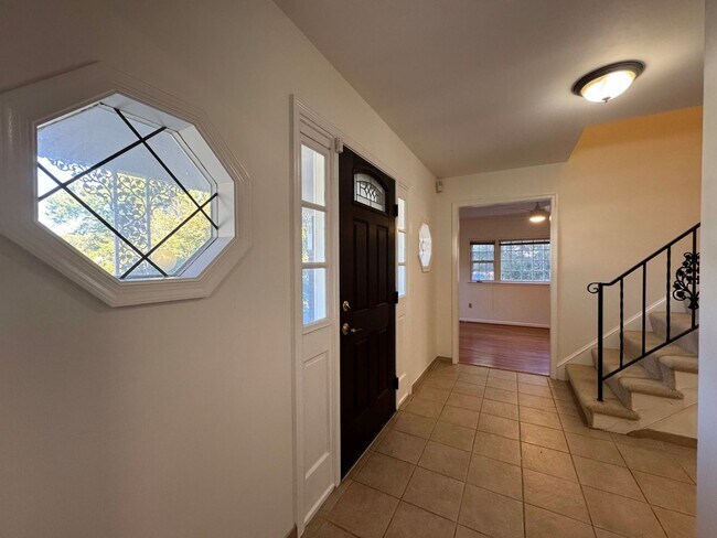 Building Photo - Spacious 4 Bed 2/2 Bath Home with Park-Lik...