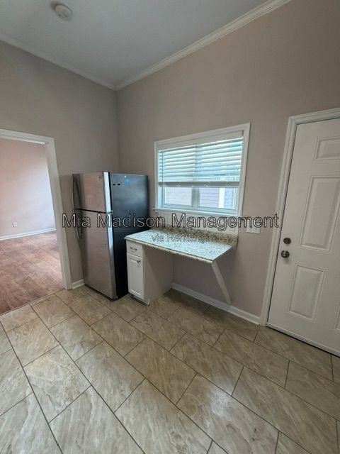 Building Photo - 305 W 39th St