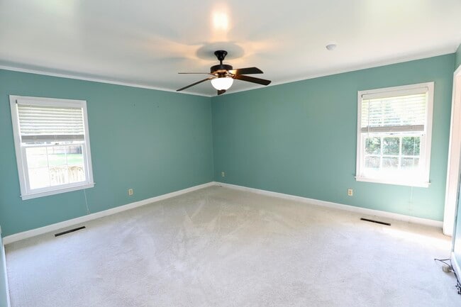 Building Photo - 549 Pringle Dr