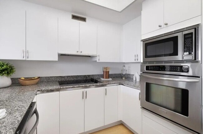 Building Photo - 2-Bedroom, 2-Bathroom Home in Prime Long B...