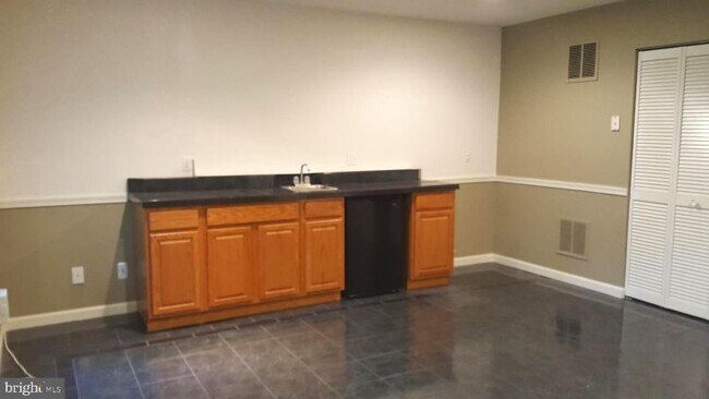 Building Photo - 43155 Huntsman Square