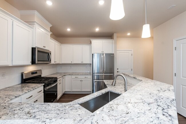 Building Photo - Three Bedroom End Unit Home!