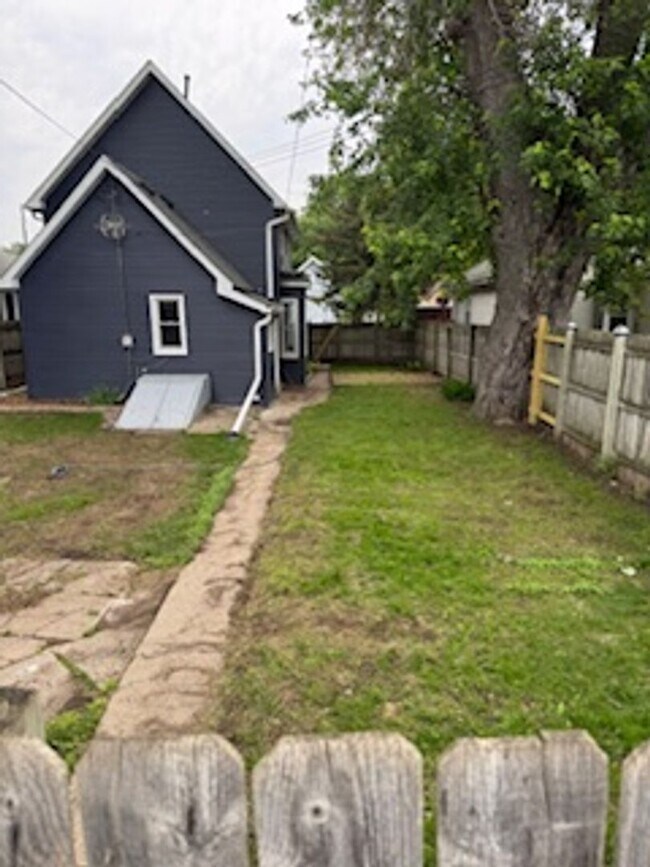 Building Photo - 3 Bedroom / 1 Bathroom Private Fenced Yard...