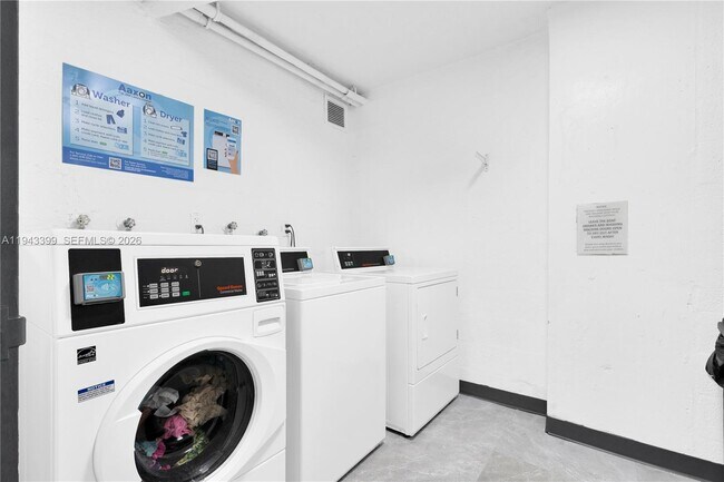 Building Photo - 3140 S Ocean Dr