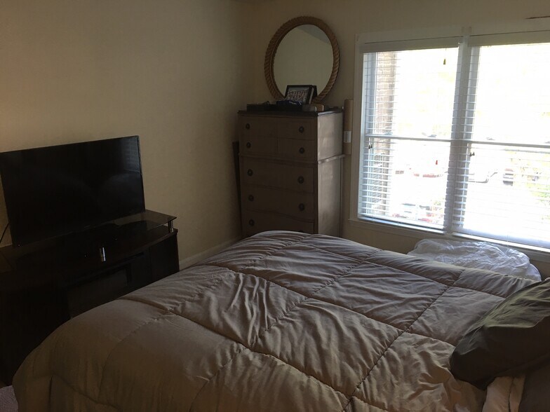 Building Photo - 605 Admiral Dr