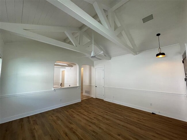 Building Photo - 706 W Lockhart St
