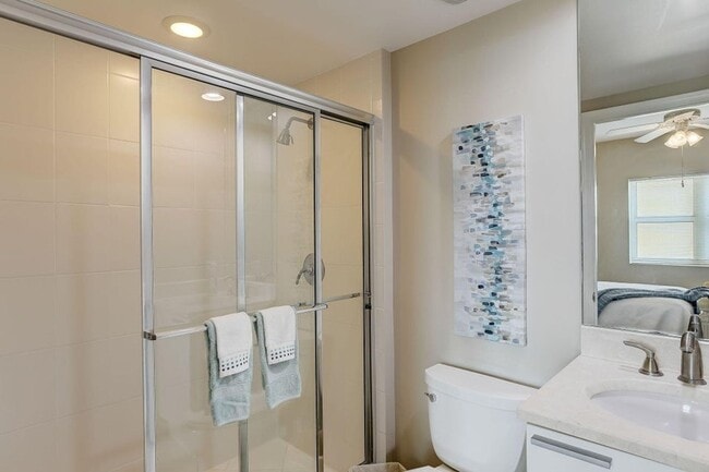 Building Photo - 2650 Lake Shore Dr