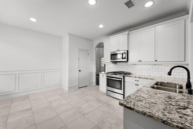 Building Photo - 16746 Highland Country Dr
