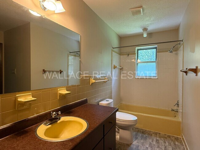 Building Photo - 4 BEDROOM HOUSE IN KINGS GATE SUBDIVISION ...