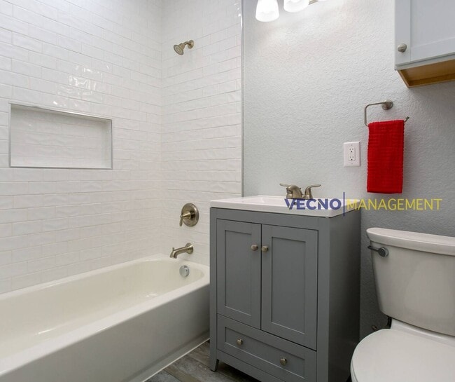 Building Photo - 129 E Torrey St