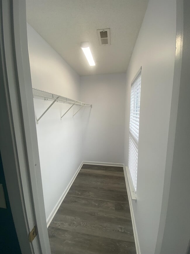 Building Photo - 421 Emerson Dr