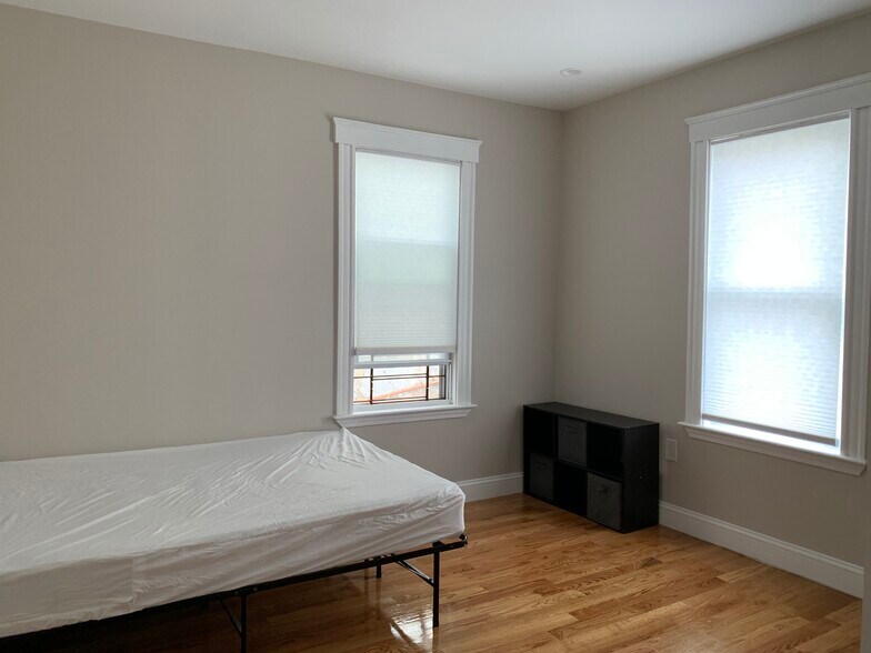 Building Photo - 148 Hillside St