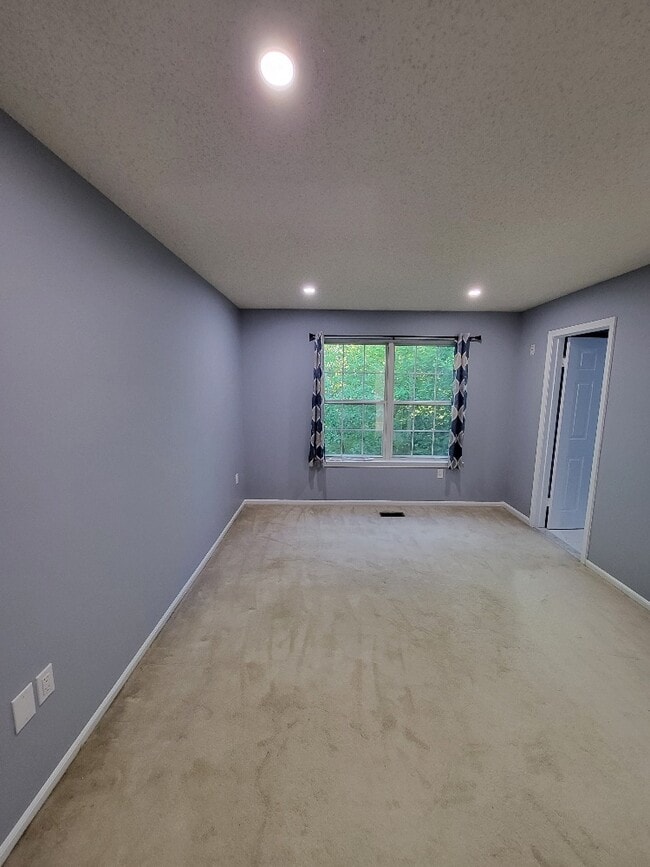Building Photo - 6 Halstead Pl