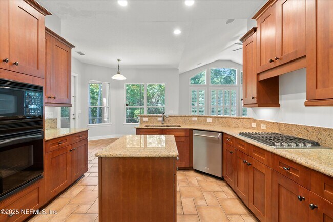 Building Photo - 713 Carthage Pl