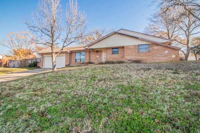 Building Photo - SOUTH HILLS Home on Large Corner Lot!!!!