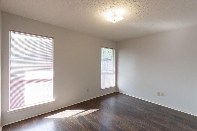 Building Photo - 2034 Creek Valley Ln